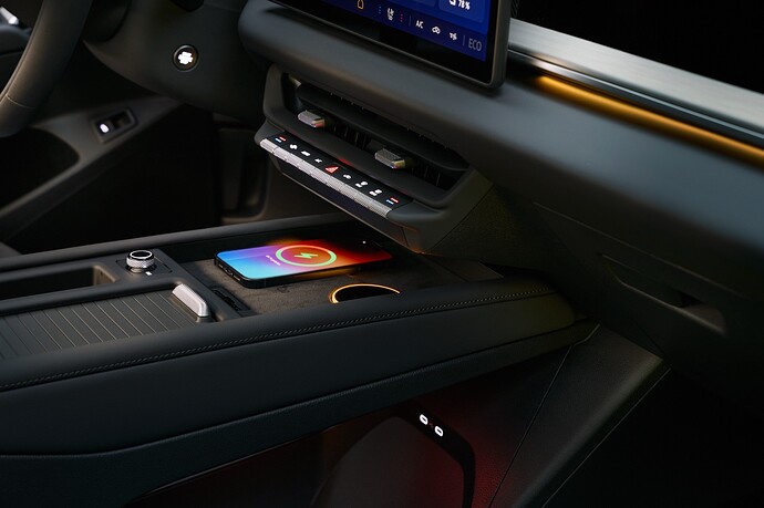 11_VW_ID4_Style_Detail_QI_Ladestation