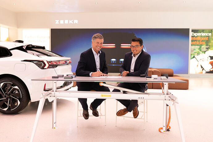 Zeekr_DealerSigning_Lothar_Schupet_&Bengt-Erik_Johansson(2)_ShotByMeesterwerk