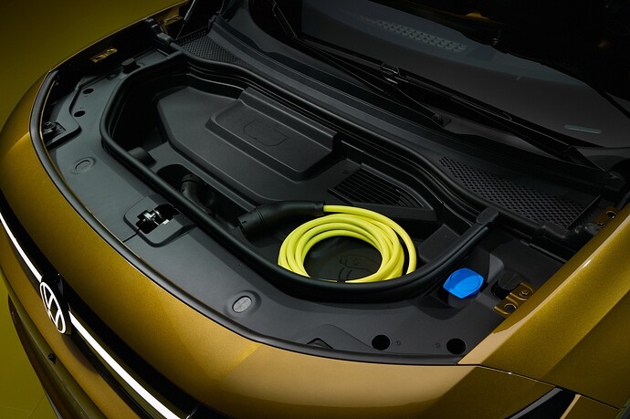 18_VW_ID4_Style_Detail_Frunk1